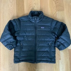 Patagonia kids jacket. 5t or Size XS. It was too big for my son